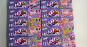 Bild von verschiedenen künstlerischen Verpackungen für den Milka-Schokoriegel Leo.