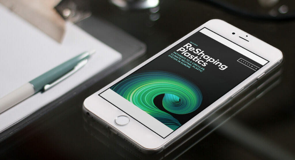 Bild von einem Handy, auf dessen Bildschirm das Deckblatt zum Bericht zur Kreislaufwirtschaft und Treibhausgasneutralität zu sehen ist.