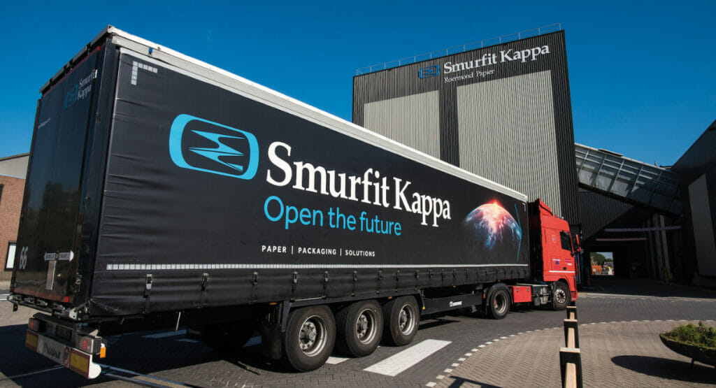 Bild von einem Truck mit der Aufschrift von Smurfit Kappa.