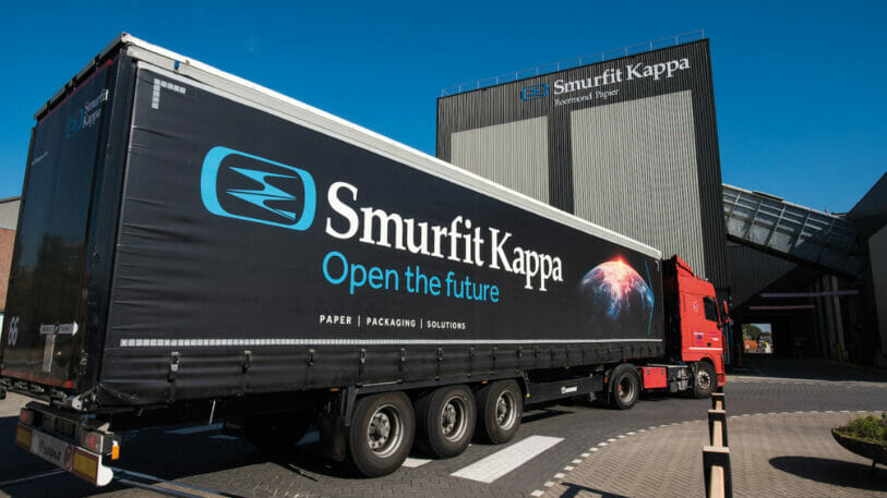 Bild von einem Truck mit der Aufschrift von Smurfit Kappa.
