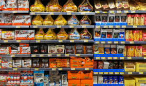Bild von einem Supermarktregal mit verschiedenen Süßwaren.