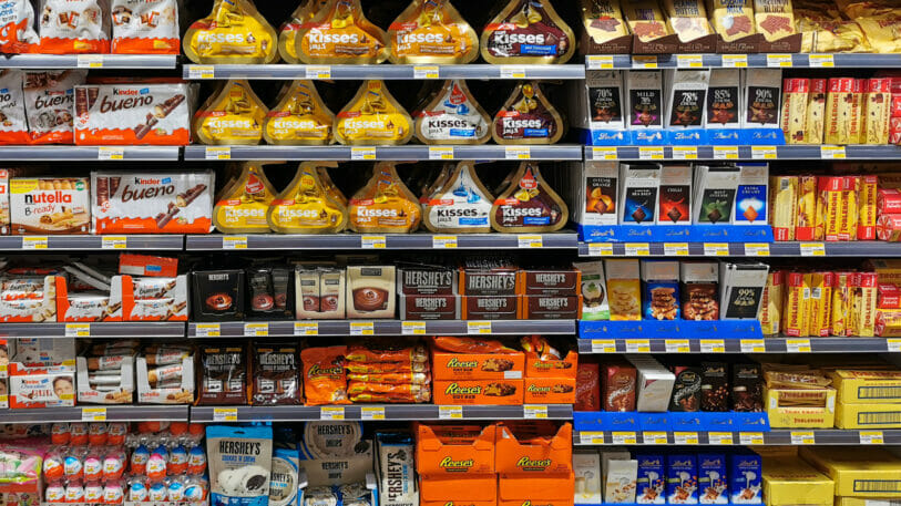 Bild von einem Supermarktregal mit verschiedenen Süßwaren.