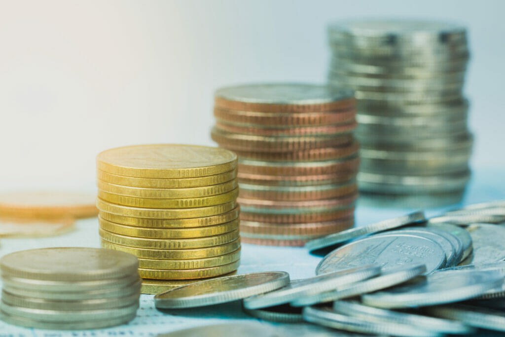Bild von unterschiedlichen gestapelten Geldmünzen.