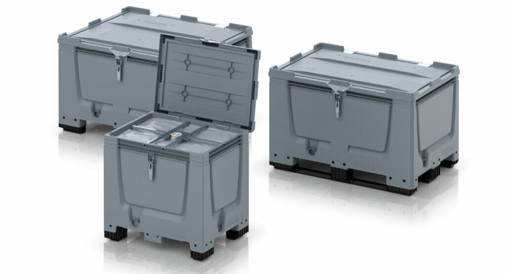 Bild von drei Transport- und Lagerboxen. Eine davon ist geöffnet, die anderen gescholssen.