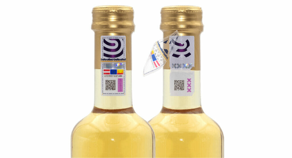 Bild von zwei Alkoholflaschen mit manipulationssicheren Etiketten mit Angaben zur Verbruachersteuer