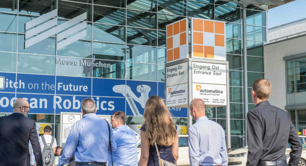 Bild von Menschen vor einem Messegebäude