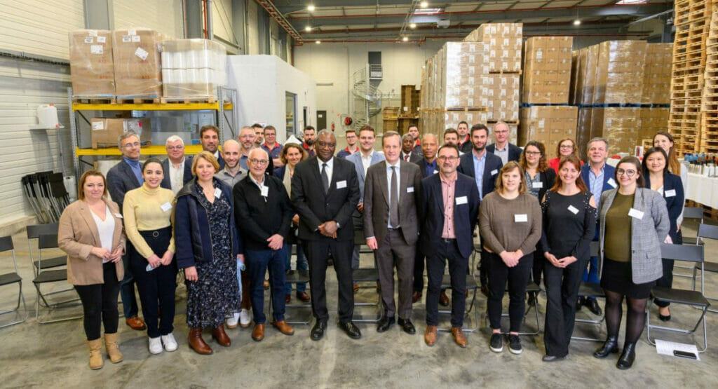 Bild von einer Gruppe von Menschen in einer Lagerhalle