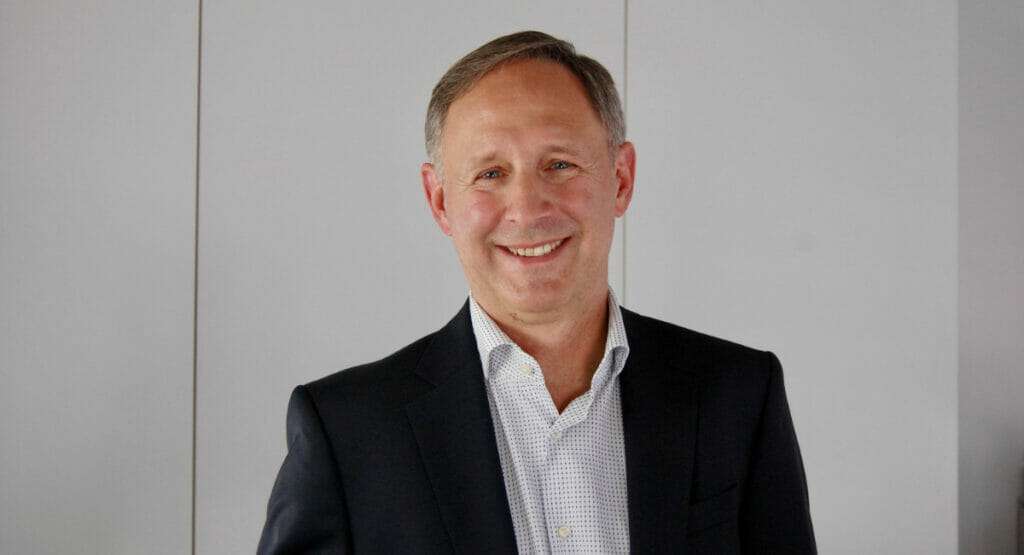 Bild von einem Mann, der in die Kamera lacht.