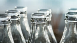 Bild von Hälsen von Glasflaschen