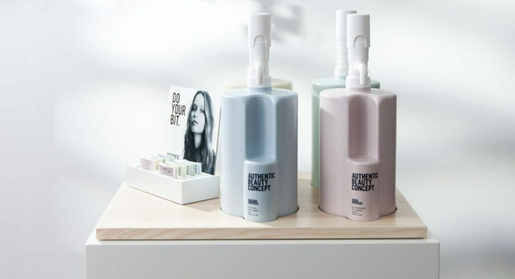 Bild von einem Tisch, auf dem vier unterschiedliche Nachfüllstationen, Refill-Bars stehen