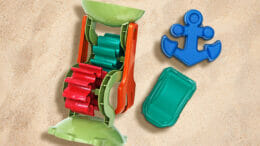 Bild von buntem Sandspielzeug aus recyceltem Kunststoff