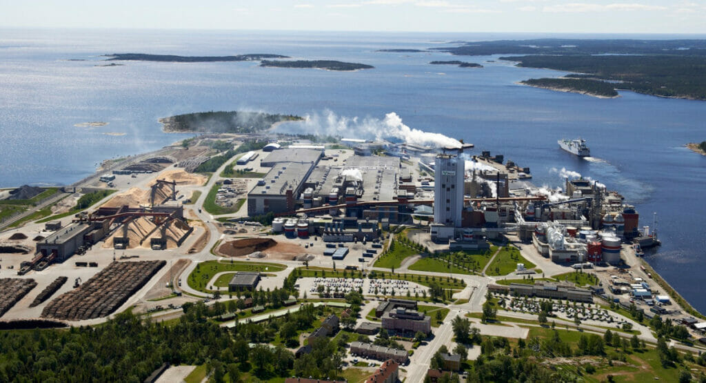 Luftaufnahme von einem Werk von Metsä Board in Husum