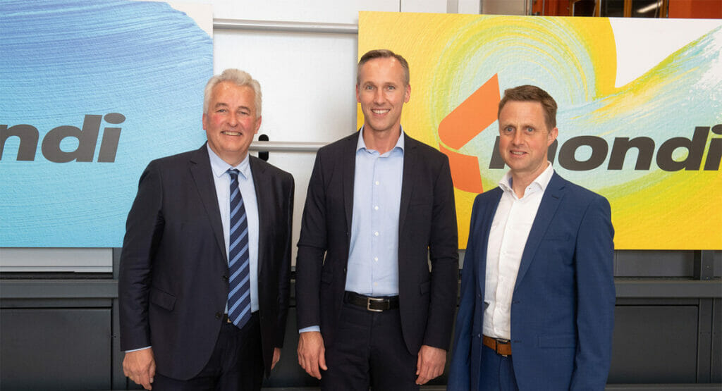 Bild von drei Männern, die in die Kamera lachen