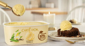 Bild von einer Eisverpackung und einem Schokokuchen mit Eis.