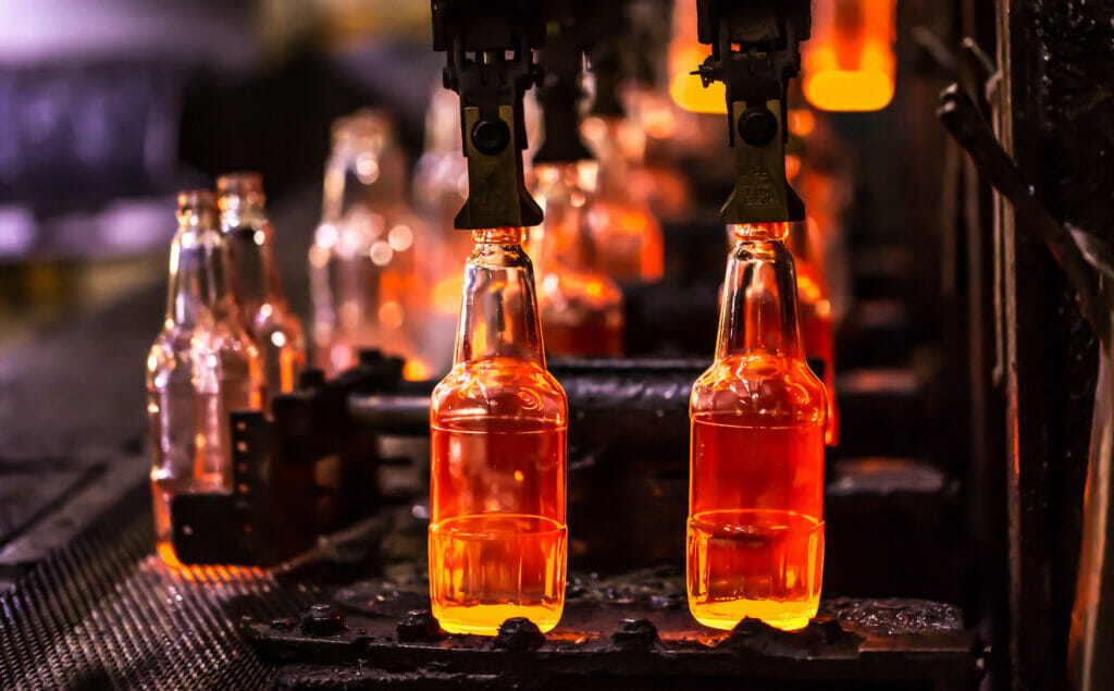 Bild von Glasflaschen in einer Glasproduktion