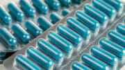 Bild von zwei Blisterverpackungen mit blauen Tabletten