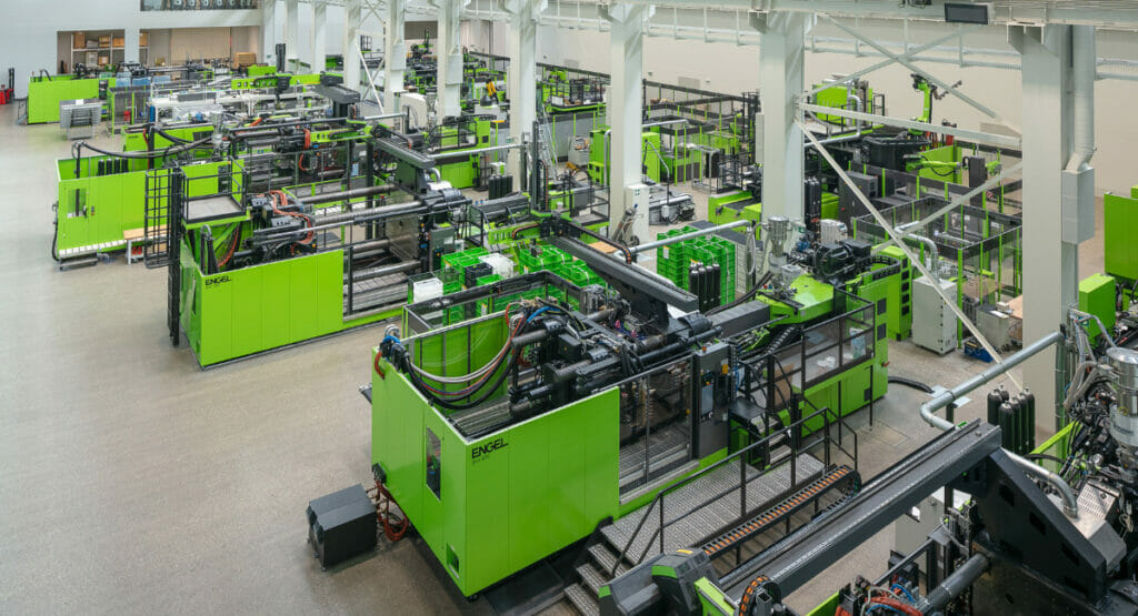 Bild von einer Halle, in der viele Maschinen stehen