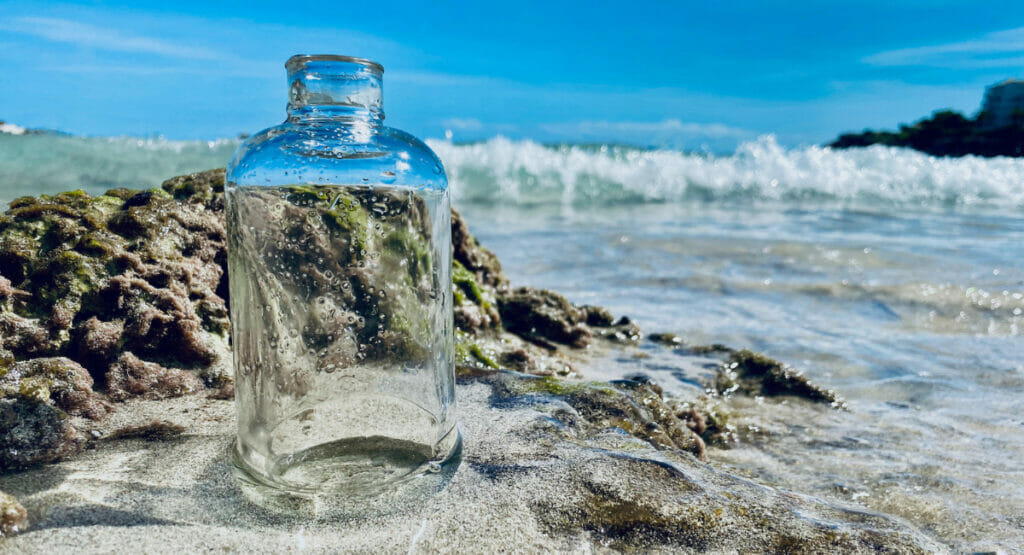 Image of a glas bottle at the ocean