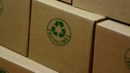 Bild von Kartons mit einem Recyclinglabel