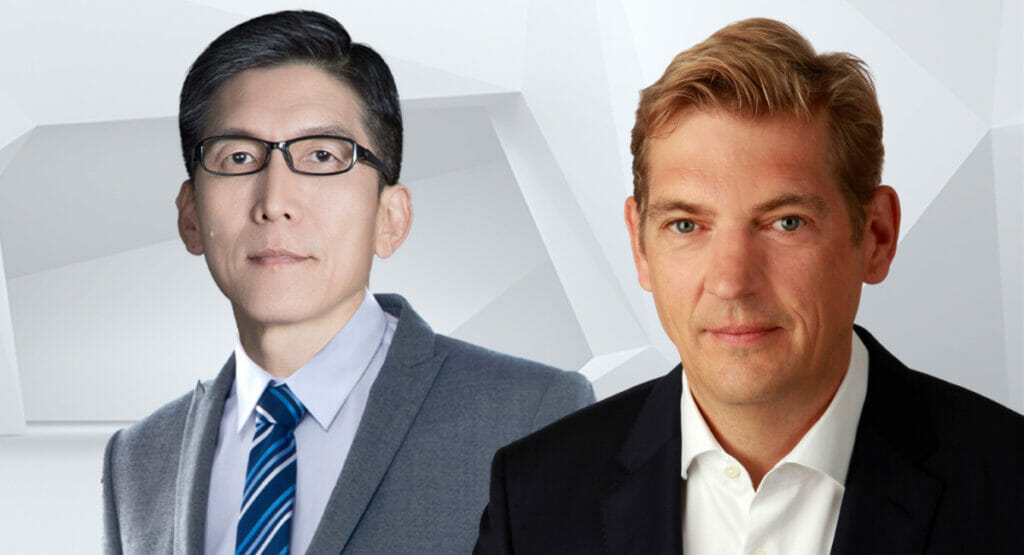 Bild von zwei Männern vor grauem Hintergrund