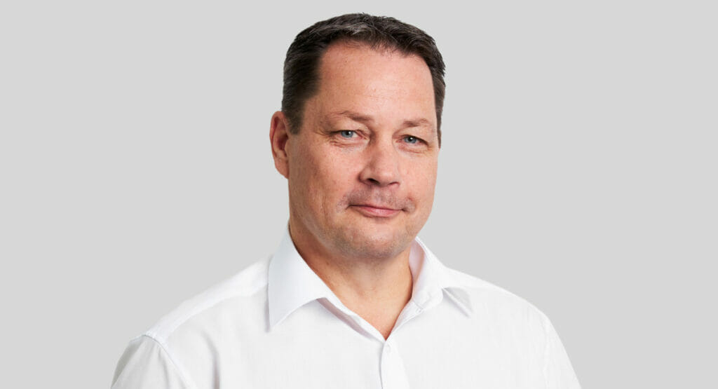 Bild von einem Mann in weißem Hemd