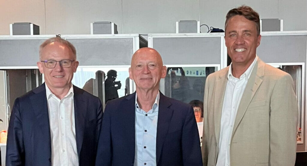 Bild von drei Männern, die in die Kamera lachen