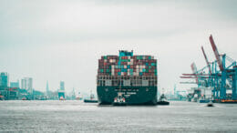Bild von einem Schiff, das Güter entlang der Lieferkette transportiert