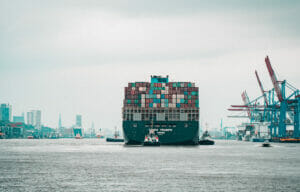 Bild von einem Schiff, das Güter entlang der Lieferkette transportiert