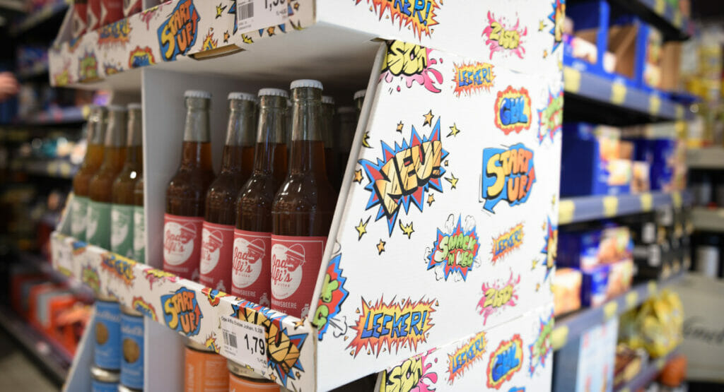 Bild von einem Display mit Getränkeflaschen in einem Supermarkt