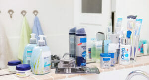 Bild von Kosmetikprodukten in einem Badezimmer