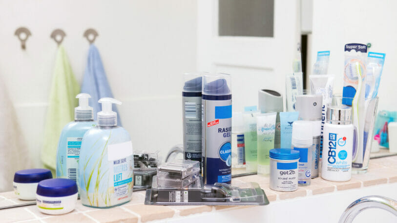 Bild von Kosmetikprodukten in einem Badezimmer
