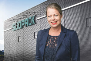 Bild von einer Frau vor einem Firmengebäude