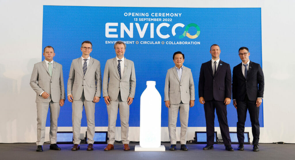 Bild von sechs Männern bei der Eröffnung eines Recycilngwerks