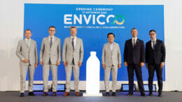 Bild von sechs Männern bei der Eröffnung eines Recycilngwerks
