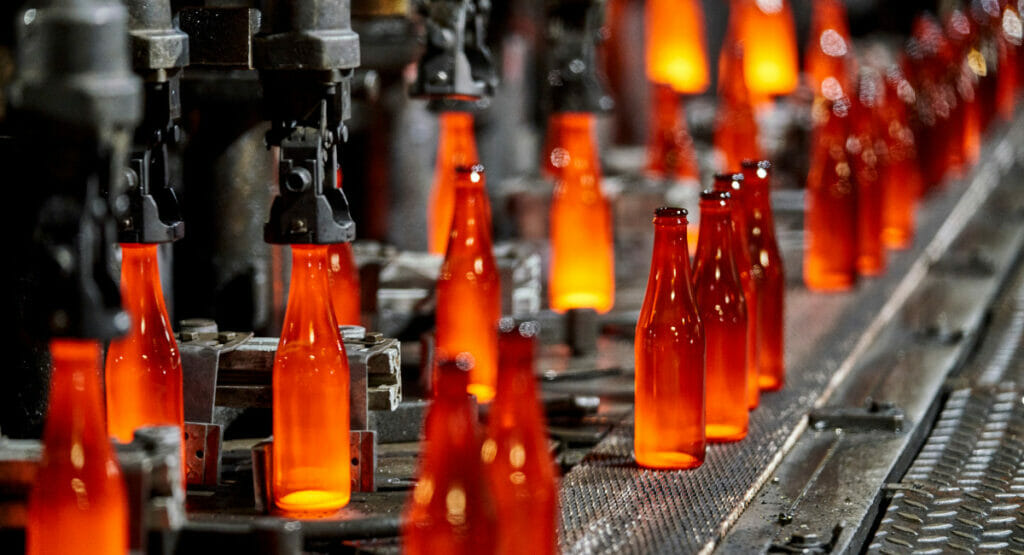 Bild von Glasflaschen auf einer Produktionstraße