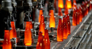 Bild von Glasflaschen auf einer Produktionstraße