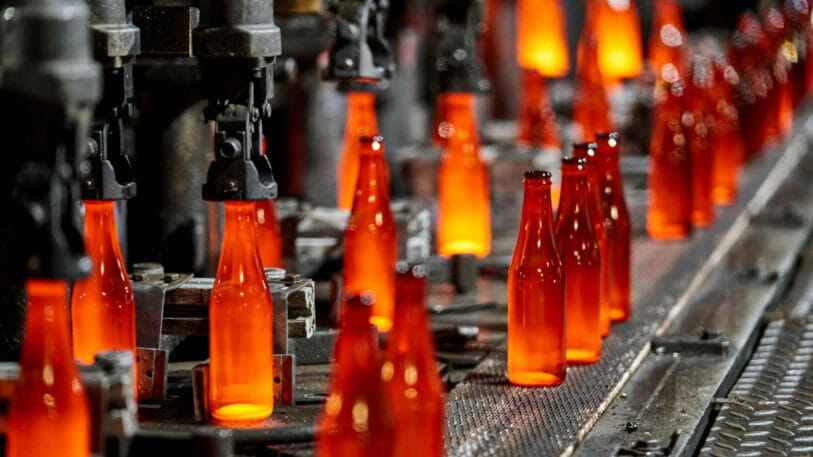 Bild von Glasflaschen auf einer Produktionstraße