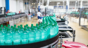 Bild von einer Produktionsstraße mit Kunststoffflaschen