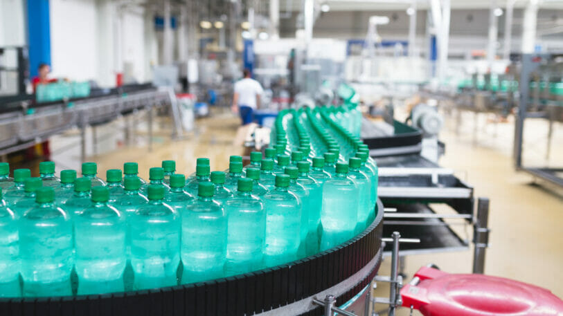 Bild von einer Produktionsstraße mit Kunststoffflaschen