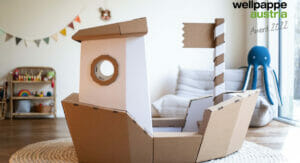 Bild von einem Spielzeugboot aus Wellpappe