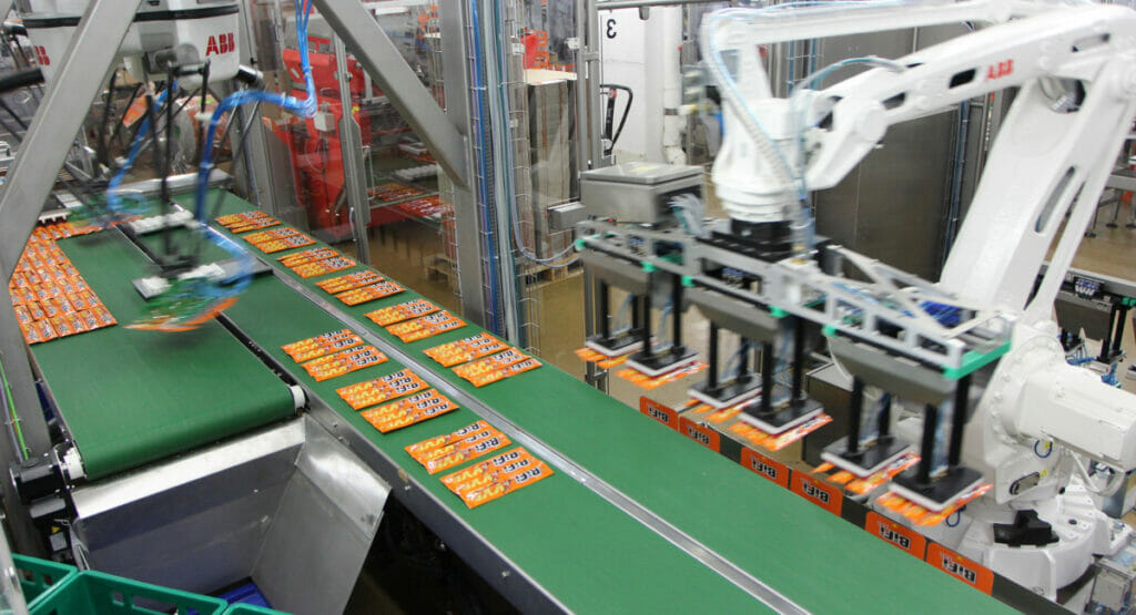 Bild von Roboterarmen, die verpackte Produkte bewegen