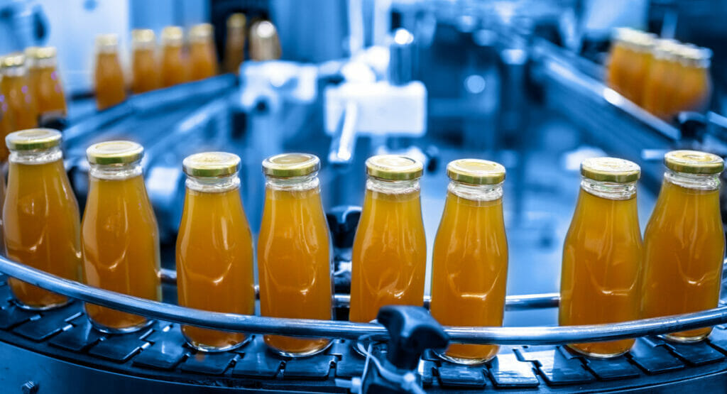 Bild von gefüllten Glasflaschen auf einem Band. dual view kontrolle