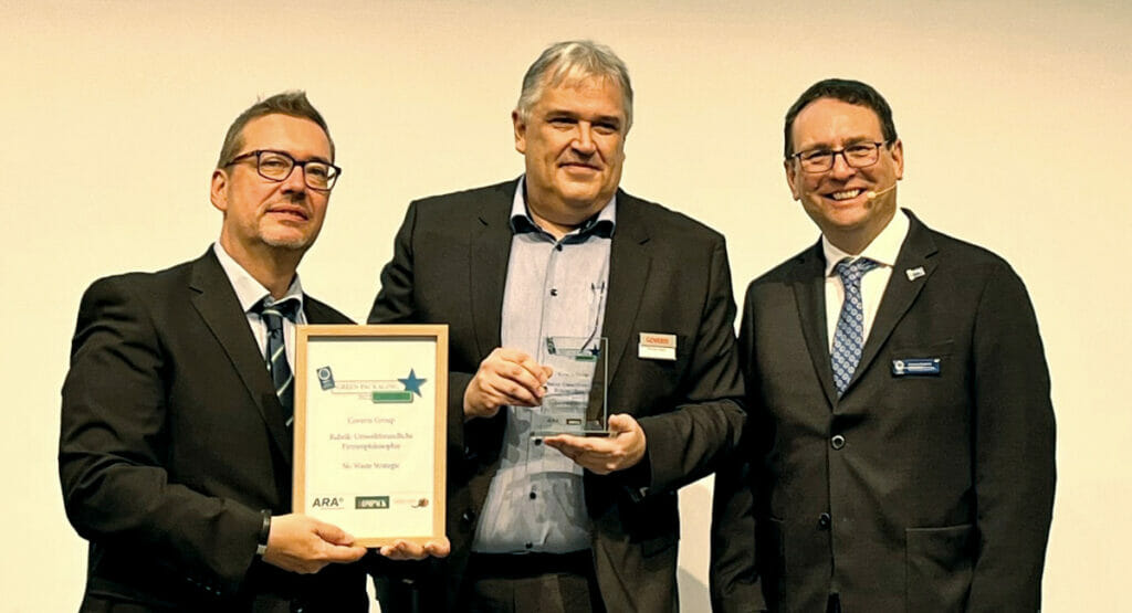 Bild von drei Männern bei einer Auszeichnung.