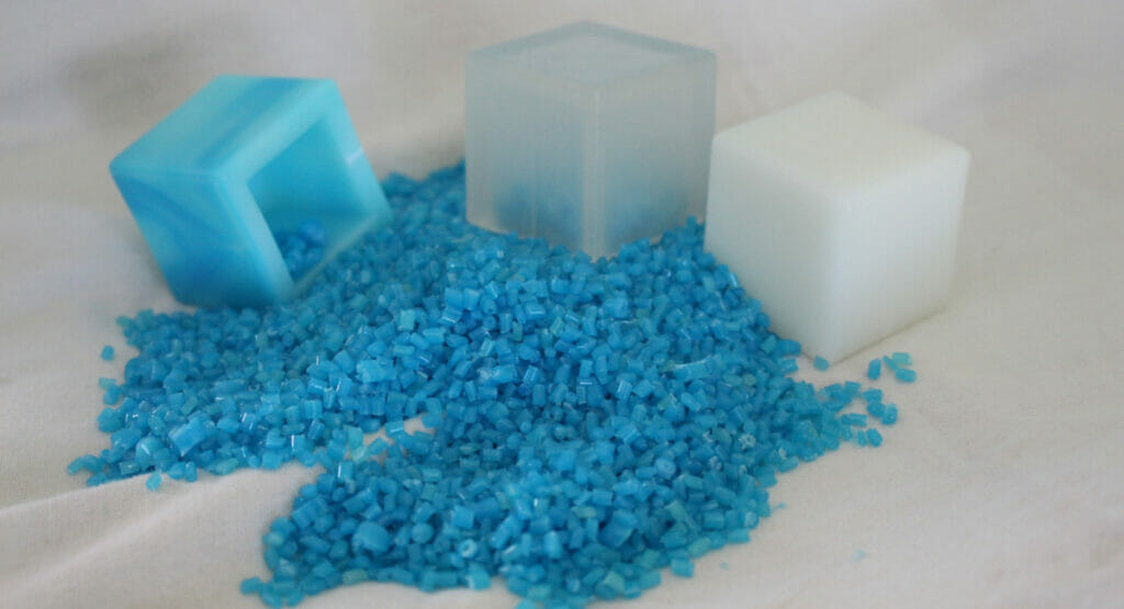 Bild von Bausteinen und Granulat aus Biokunststoff