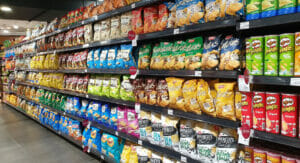 Bild von einem Regal mit Lebensmitteln in flexiblen Verpackungen in einem Supermarkt