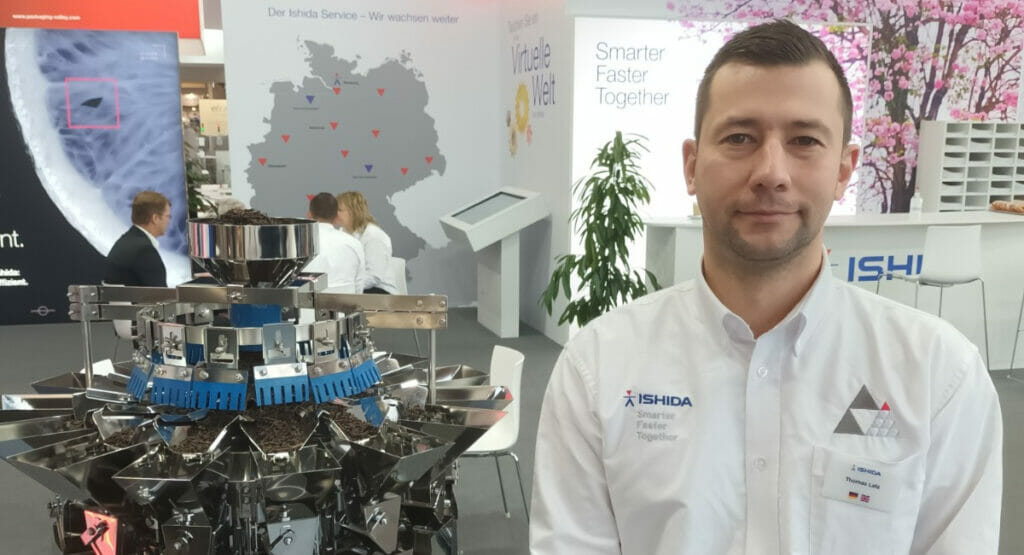 Bild von einem Mann, neben einer Mehrkopfwaage