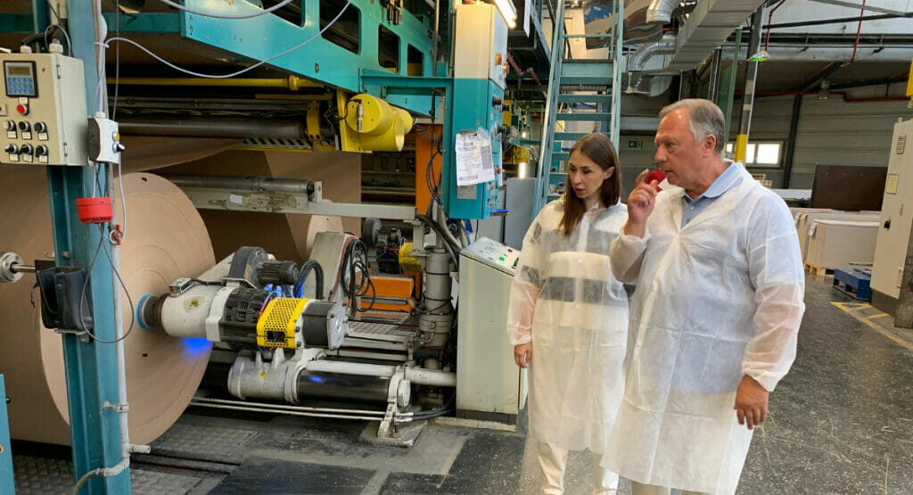 Bild von einer Frau und einem Mann an einer Druckmaschine