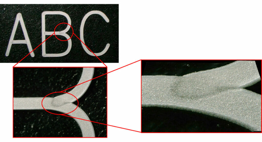 Selbst an den Stellen, an denen sich die Vektoren einzelner Buchstaben oder Zahlen treffen (z. B. in den sich überlappenden Kurven des B im Bild oben) und die damit der höchsten Laserleistung ausgesetzt werden, gibt es keine strukturellen Schäden.
