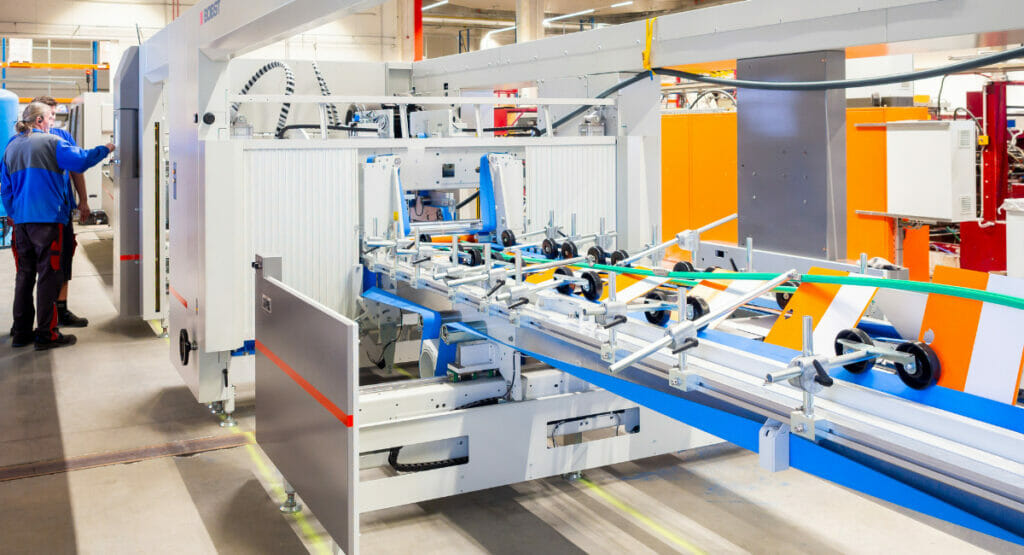 Mitarbeitende werden durch die verbesserte Automatisierung der neuen Produktionslinie von Thimm entlastet.