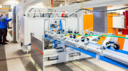 Mitarbeitende werden durch die verbesserte Automatisierung der neuen Produktionslinie von Thimm entlastet.